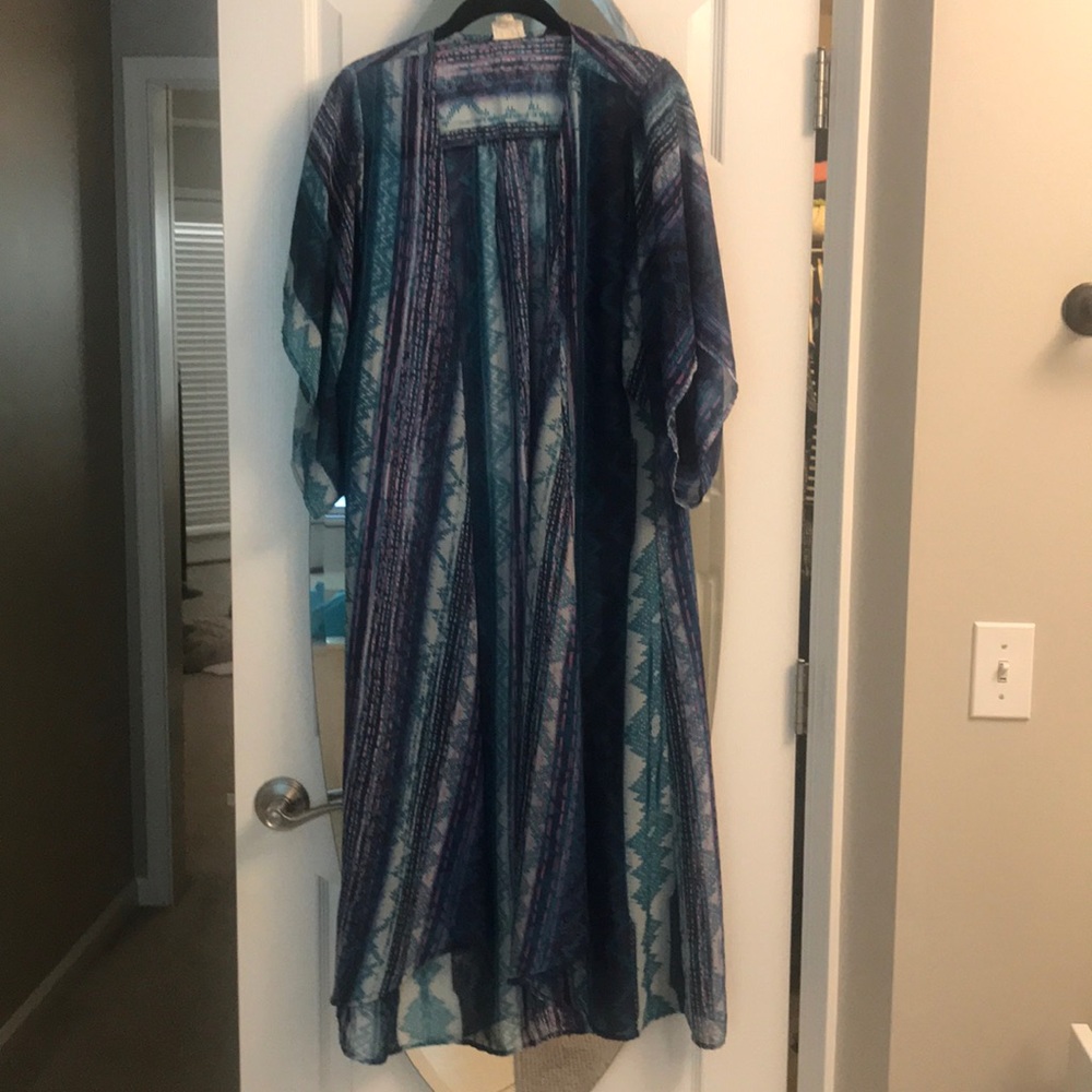 Kimono-style overwear.